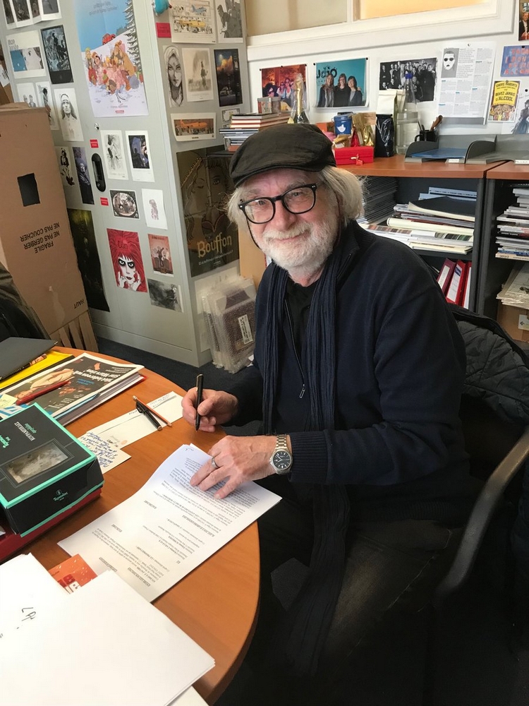 Etienne Schreder signe son contrat pour dessiner son blake et Mortimer centaurclub