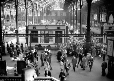 Victoria Station-1962.jpg (62.48 Kio) Vu 10366 fois La même, plus proche de nous
