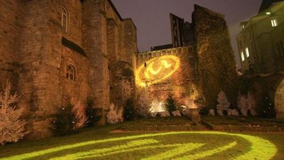insolite_detranges-marques-jaunes-setirent-sur-les-murs-du-mans.jpg