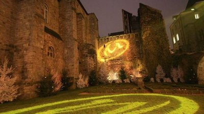 insolite_detranges-marques-jaunes-setirent-sur-les-murs-du-mans.jpg