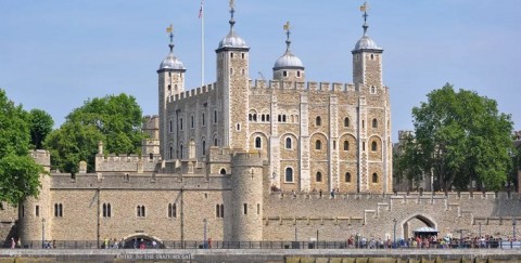 Tower_of_London_viewed_from_the-cprs.jpg